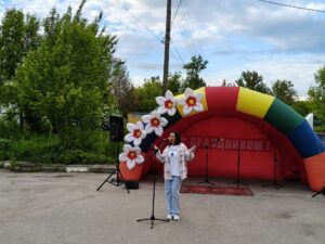 Подробнее о статье Вечерняя музыкальная программа «В кругу друзей» прошла в рамках проведения народного гулянья, посвящённого Дню п. Любучаны м. о. Чехов